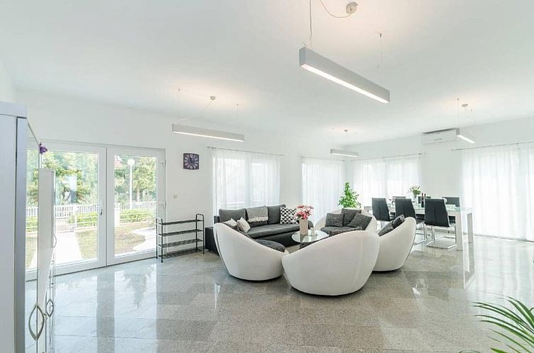 Vakantiehuis Strandhaus mit Pool in Meeresnähe