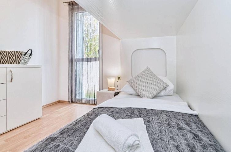 Vakantiehuis Strandhaus mit Pool in Meeresnähe