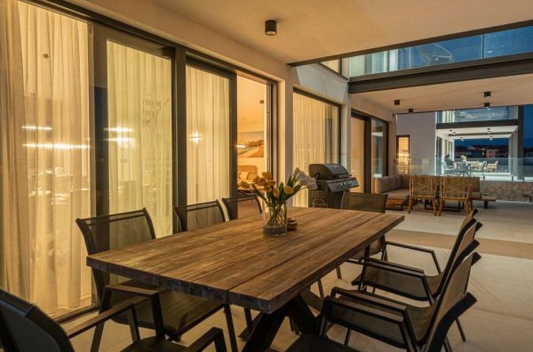 Vakantiehuis Seafront Villa Aurea with pool and seaview