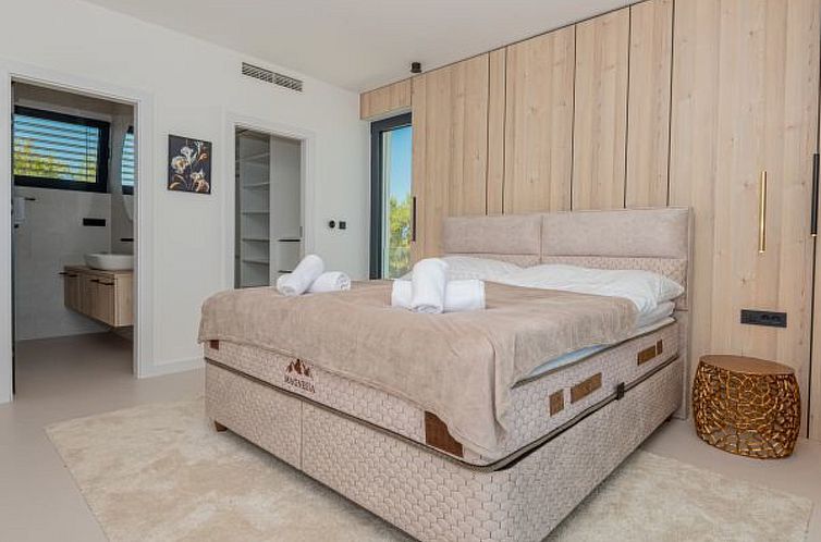 Vakantiehuis Seafront Villa Aurea with pool and seaview