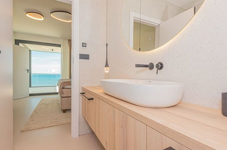 Vakantiehuis Seafront Villa Aurea with pool and seaview