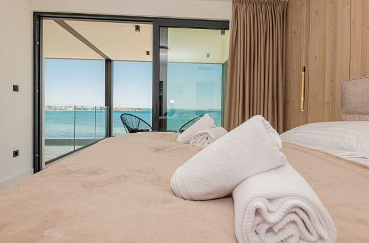 Vakantiehuis Seafront Villa Aurea with pool and seaview