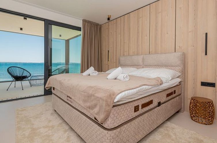 Vakantiehuis Seafront Villa Aurea with pool and seaview