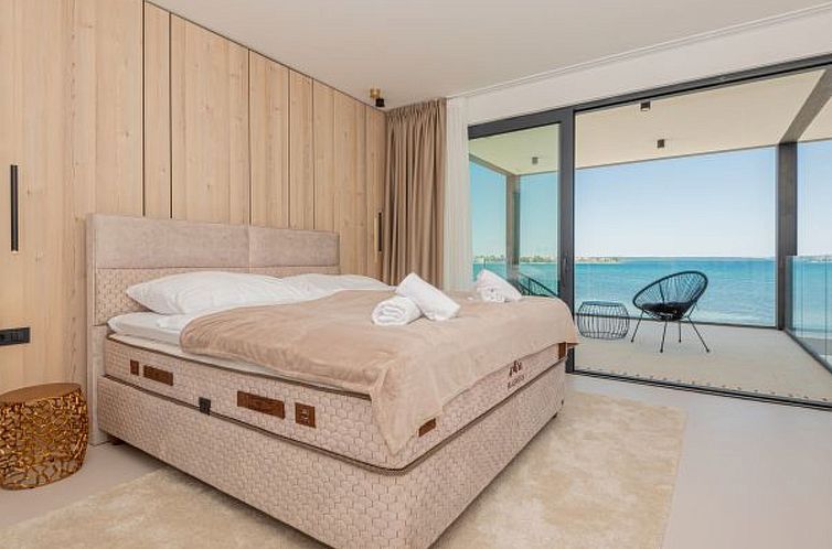 Vakantiehuis Seafront Villa Aurea with pool and seaview