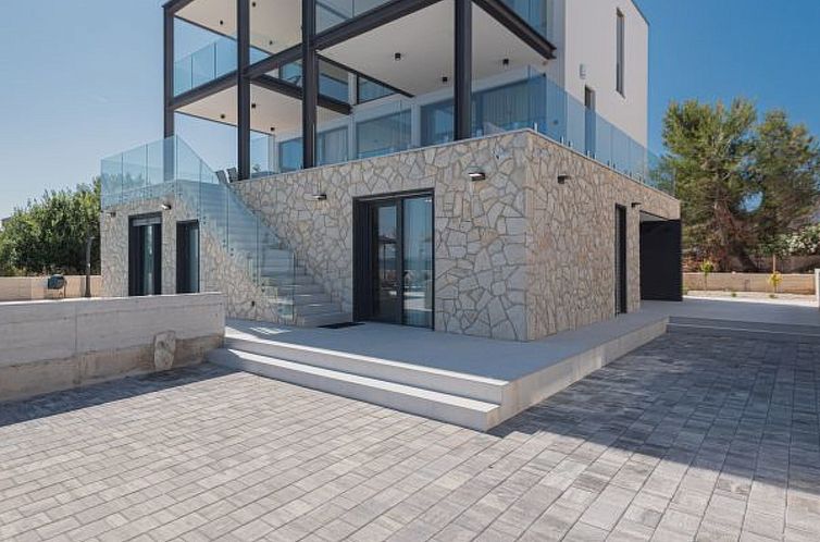 Vakantiehuis Seafront Villa Aurea with pool and seaview