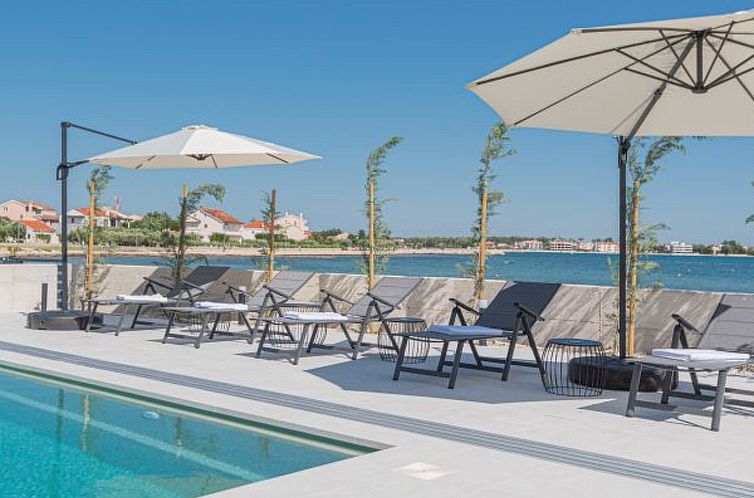 Vakantiehuis Seafront Villa Serena with pool and seaview