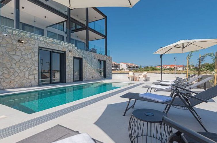 Vakantiehuis Seafront Villa Serena with pool and seaview