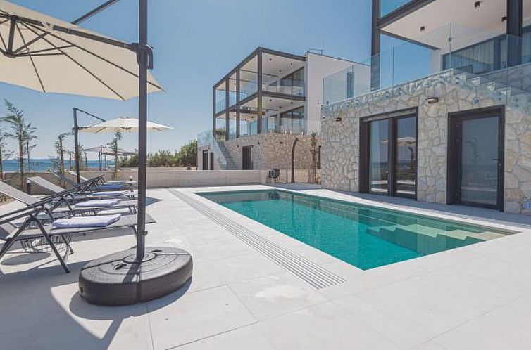 Vakantiehuis Seafront Villa Serena with pool and seaview