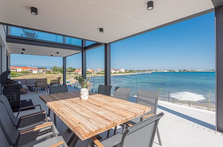 Vakantiehuis Seafront Villa Serena with pool and seaview