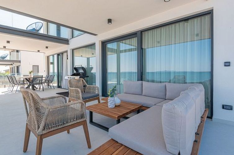 Vakantiehuis Seafront Villa Serena with pool and seaview
