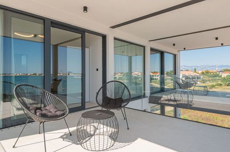 Vakantiehuis Seafront Villa Serena with pool and seaview