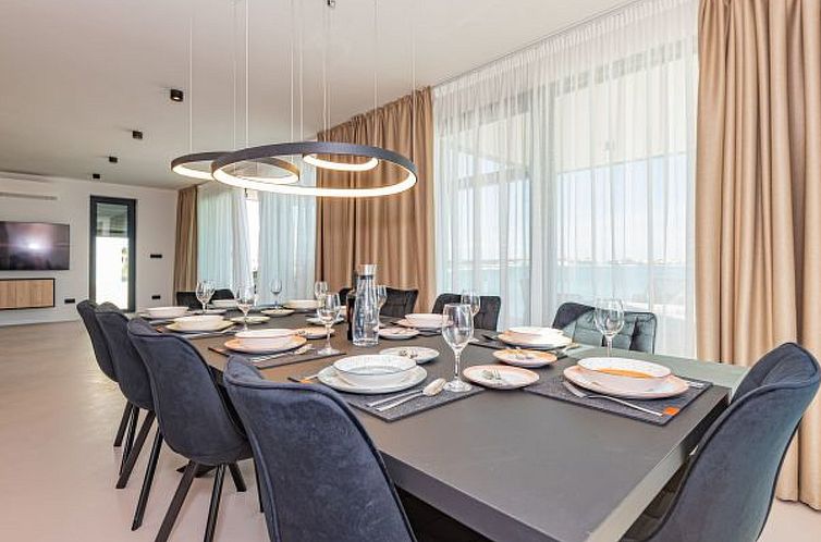 Vakantiehuis Seafront Villa Serena with pool and seaview