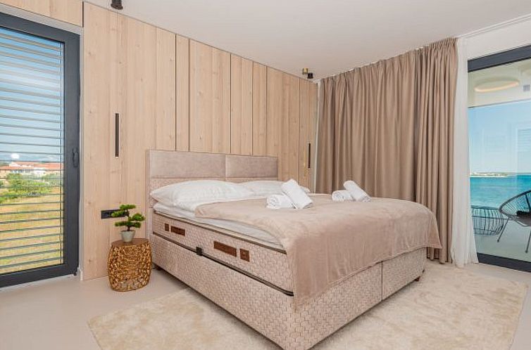 Vakantiehuis Seafront Villa Serena with pool and seaview