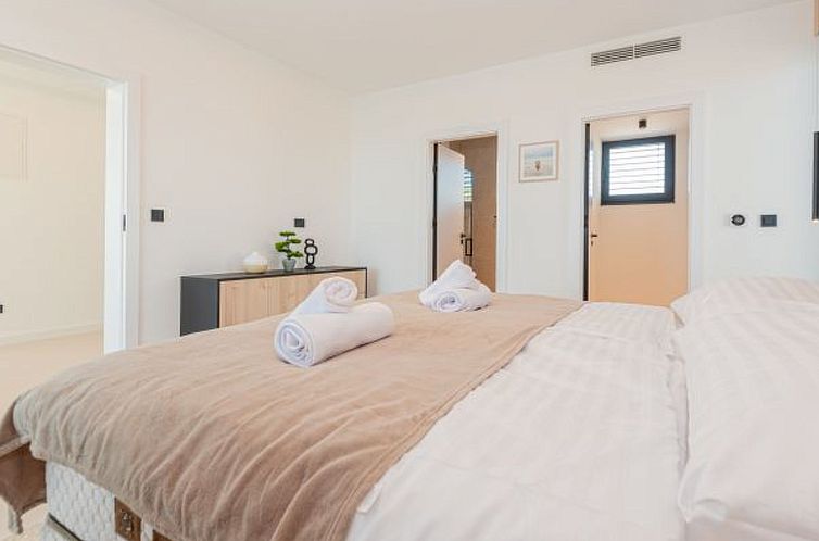 Vakantiehuis Seafront Villa Serena with pool and seaview
