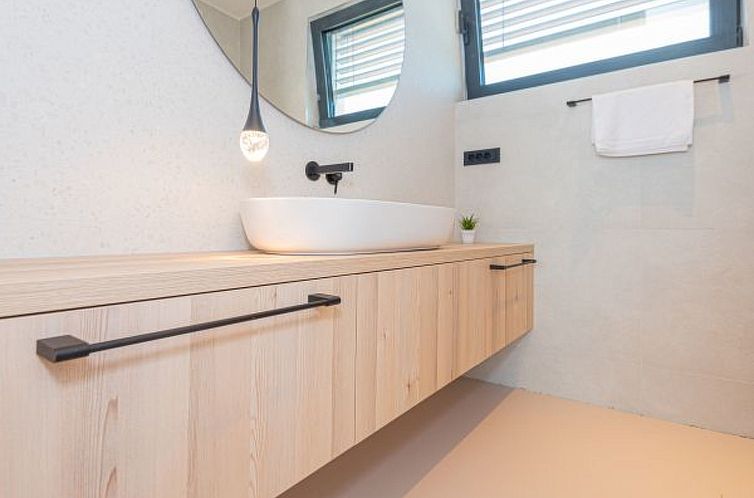 Vakantiehuis Seafront Villa Serena with pool and seaview