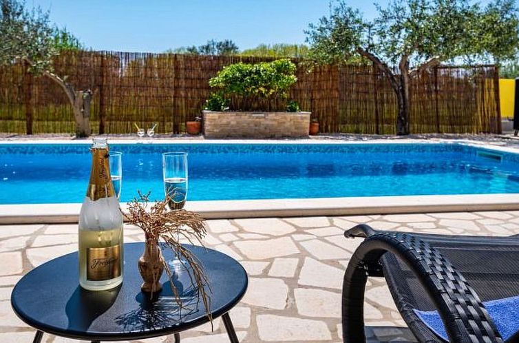 Vakantiehuis Villa Vid 01 mit beheiztem Pool - Agentur TA Le