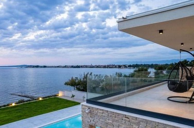 Vakantiehuis Luxuriöse Villa direkt am Meer - Agentur TA Le