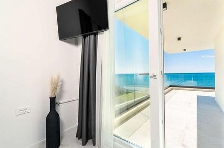 Vakantiehuis Luxuriöse Villa direkt am Meer - Agentur TA Le