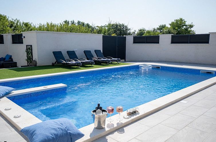 Vakantiehuis Villa mit beheiztem Pool Privlaka - TA Leut Age