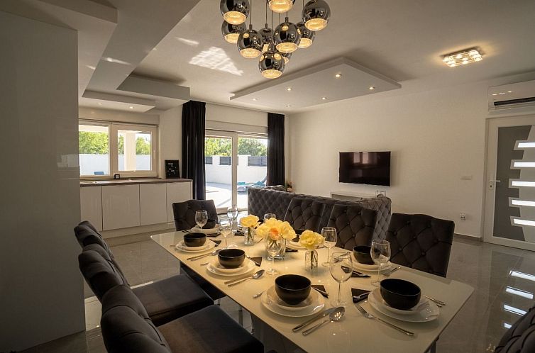 Vakantiehuis Villa mit beheiztem Pool Privlaka - TA Leut Age