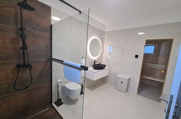 Vakantiehuis Neue Villa Angelo mit Sauna und beheiztem Pool