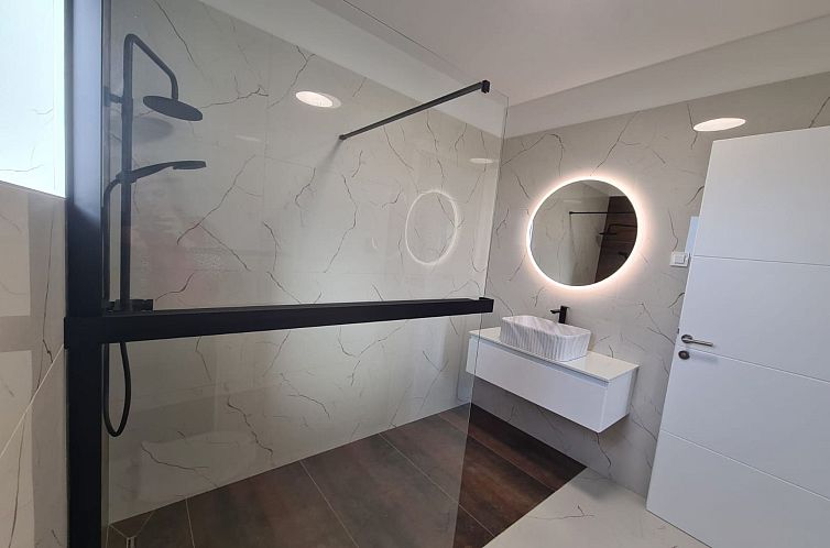 Vakantiehuis Neue Villa Angelo mit Sauna und beheiztem Pool