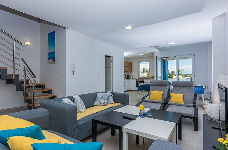 Unterkunft 1034791 - Ferienhaus Dalmatien - Vakantiehuis Strandvilla Miri Rose mit beheizbarem Pool
