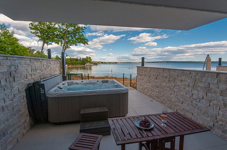 Unterkunft 1034795 - Ferienhaus Dalmatien - Vakantiehuis Ferienvilla "Miri Palme" mit Whirlpool