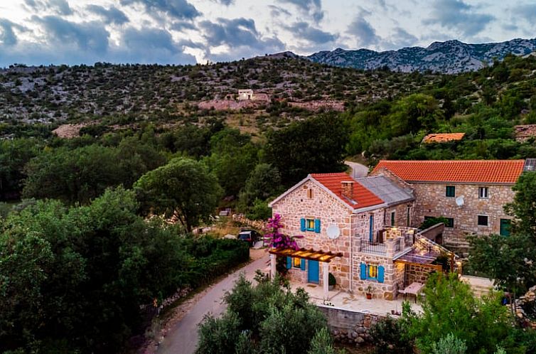 Vakantiehuis Huisje in Seline, gelegen in de prachtige natuur van Dalmatie, Kroatie, met uitzicht op groene heuvels.