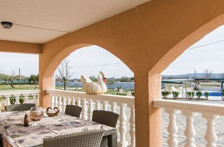 Guest house 10348804 - Apartment Dalmatia - Appartement Laura mit Pool