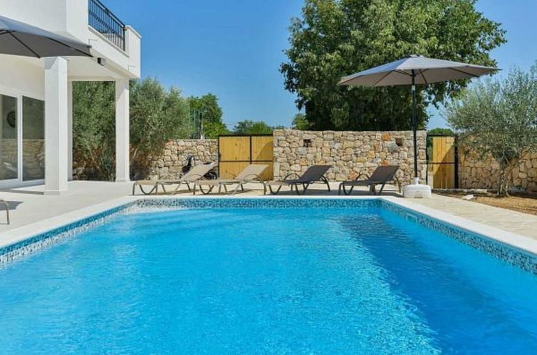 Vakantiehuis Villa Natura with pool