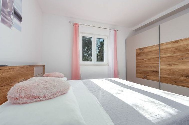 Vakantiehuis Holiday House Laetitia with pool