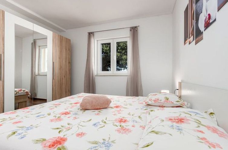 Vakantiehuis Holiday House Laetitia with pool