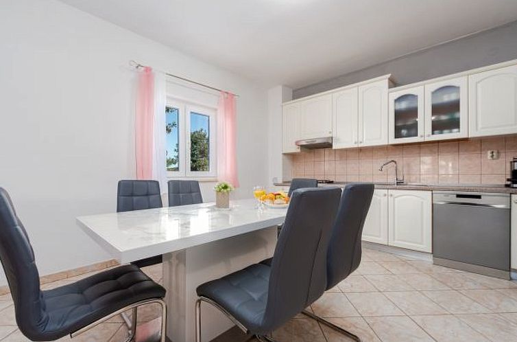 Vakantiehuis Holiday House Laetitia with pool