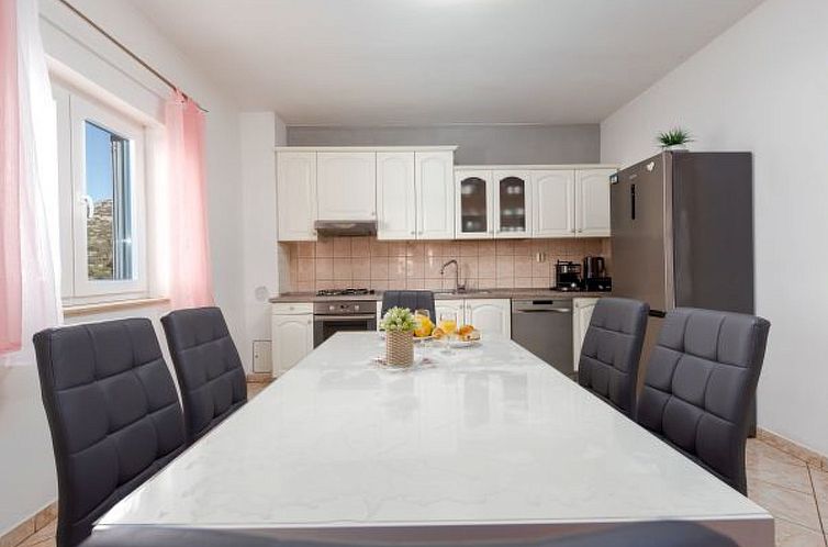 Vakantiehuis Holiday House Laetitia with pool