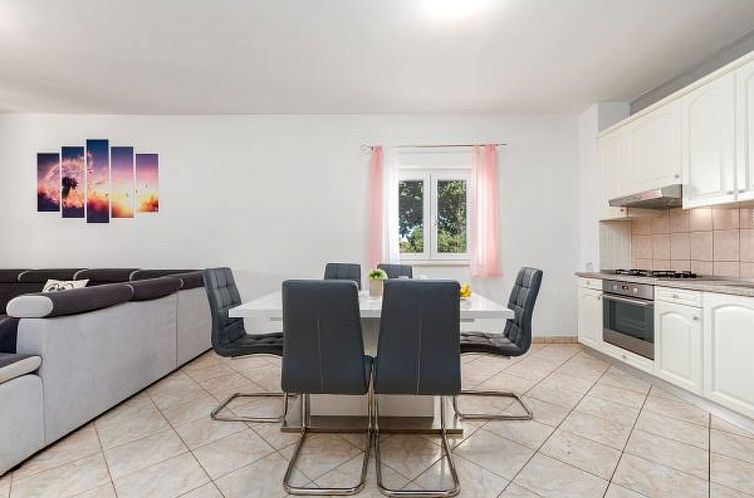Vakantiehuis Holiday House Laetitia with pool