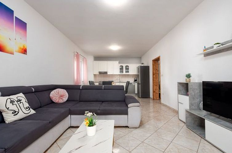 Vakantiehuis Holiday House Laetitia with pool