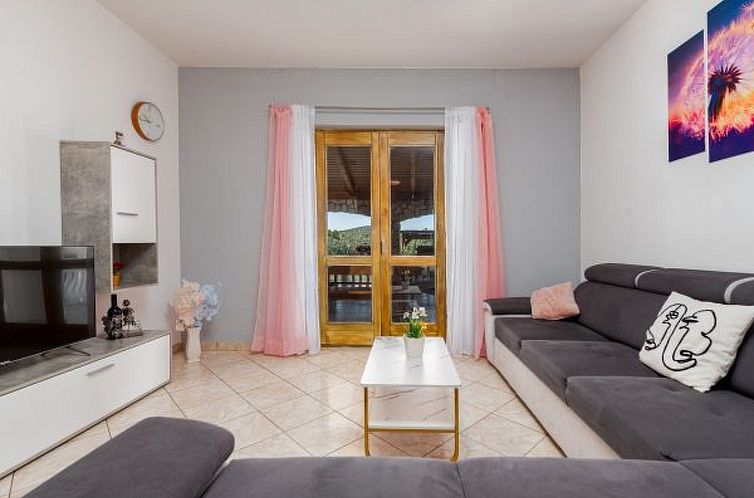 Vakantiehuis Holiday House Laetitia with pool