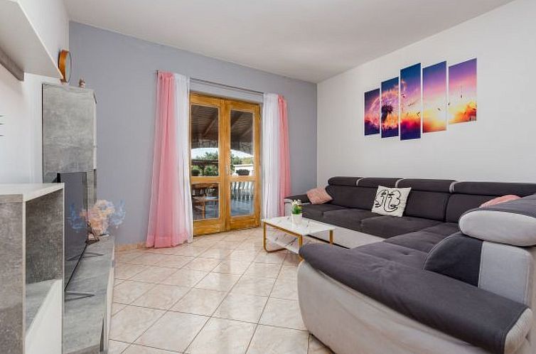 Vakantiehuis Holiday House Laetitia with pool
