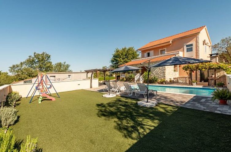 Vakantiehuis Holiday House Laetitia with pool