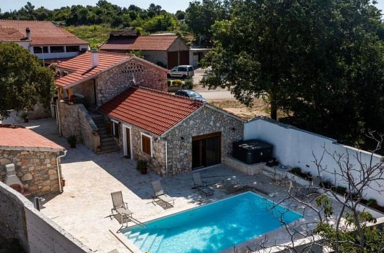 Vakantiehuis Stone villa Marita with pool