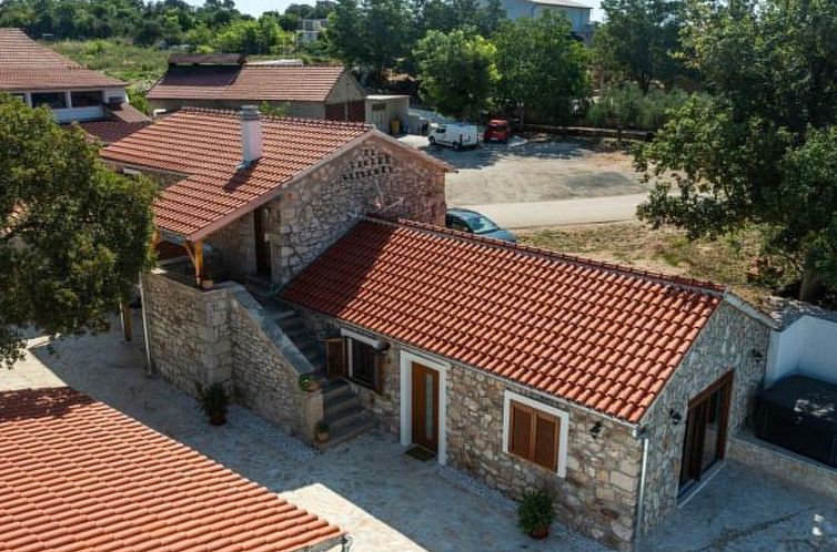 Vakantiehuis Stone villa Marita with pool