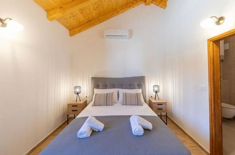 Vakantiehuis Stone villa Marita with pool