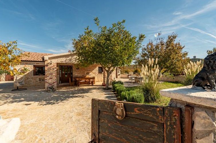 Vakantiehuis Villa Callista with Pool
