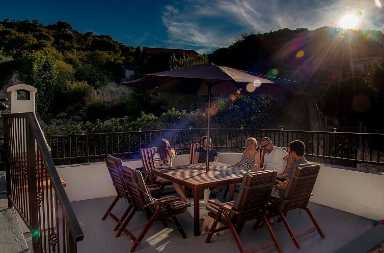Vakantiehuis in Tisno mit Terrasse und Grill