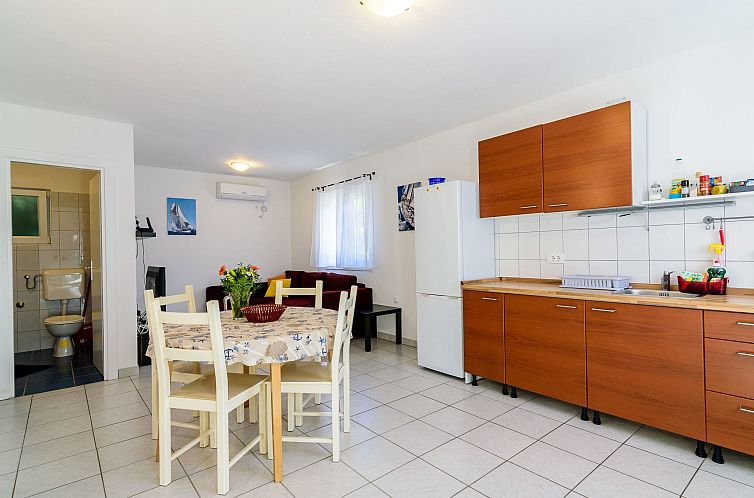 Vakantiehuis in Tisno mit Terrasse und Grill