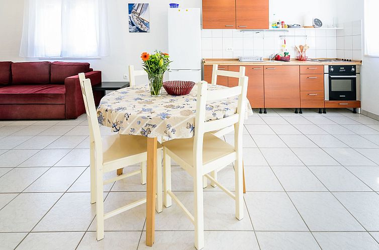 Vakantiehuis in Tisno mit Terrasse und Grill