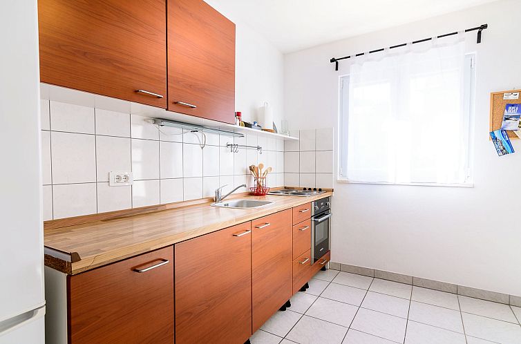 Vakantiehuis in Tisno mit Terrasse und Grill
