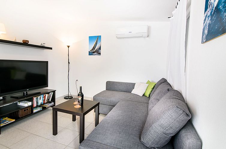 Vakantiehuis in Tisno mit Terrasse und Grill