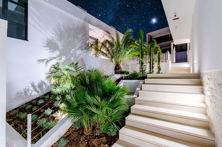 Vakantiehuis Tolles Ferienhaus in Sutivan mit Privatem Pool